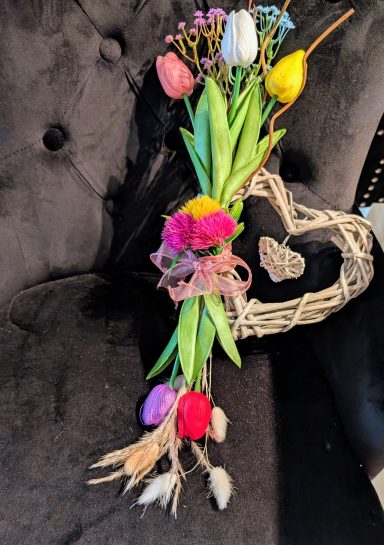 Tulip heart door hanger